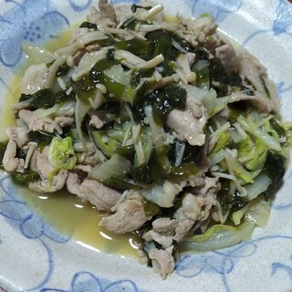 豚肉とワカメ、白菜の炒め煮